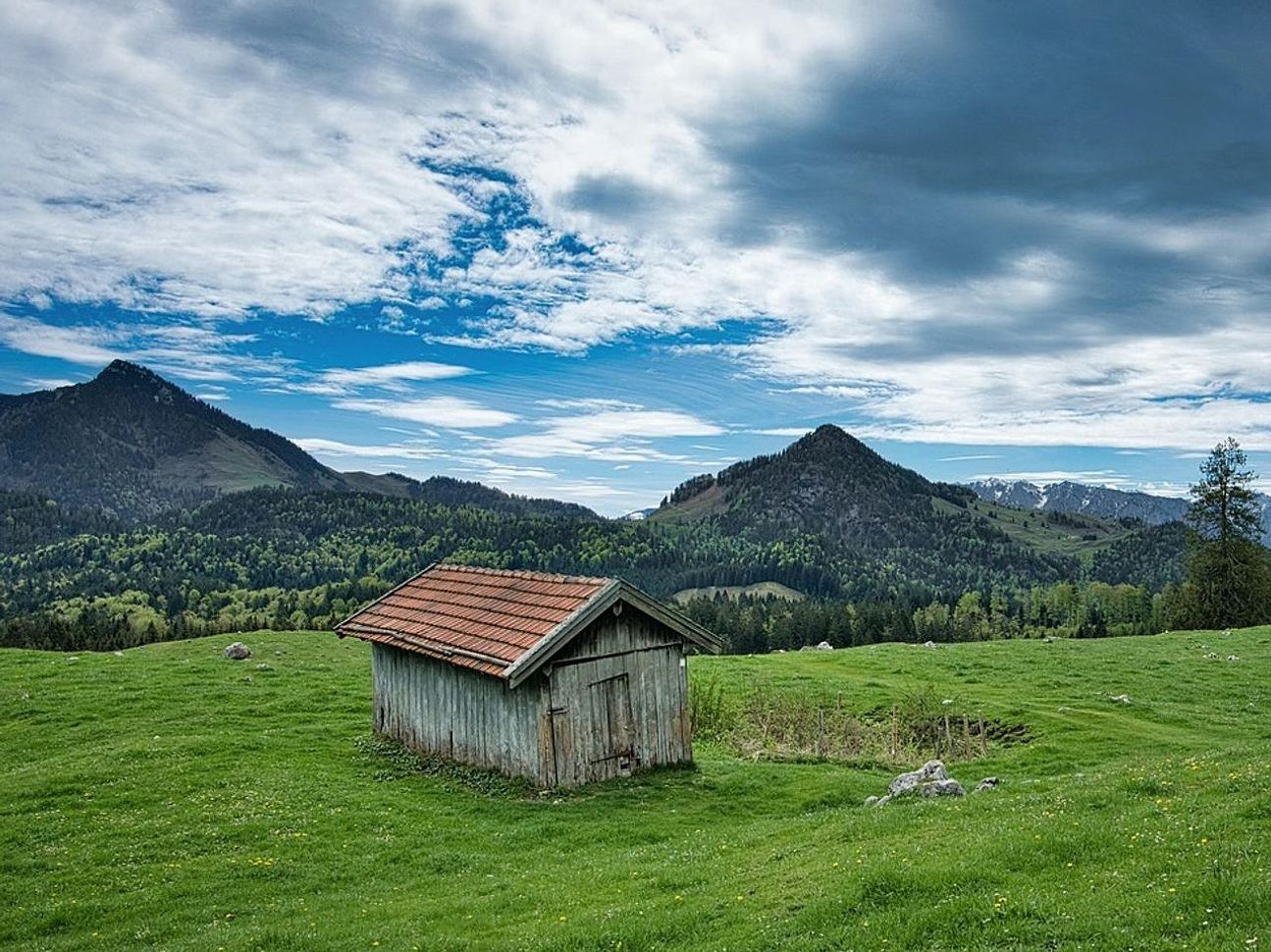 A paisagem escura e silenciosa do lago de montanha sob as estrelas